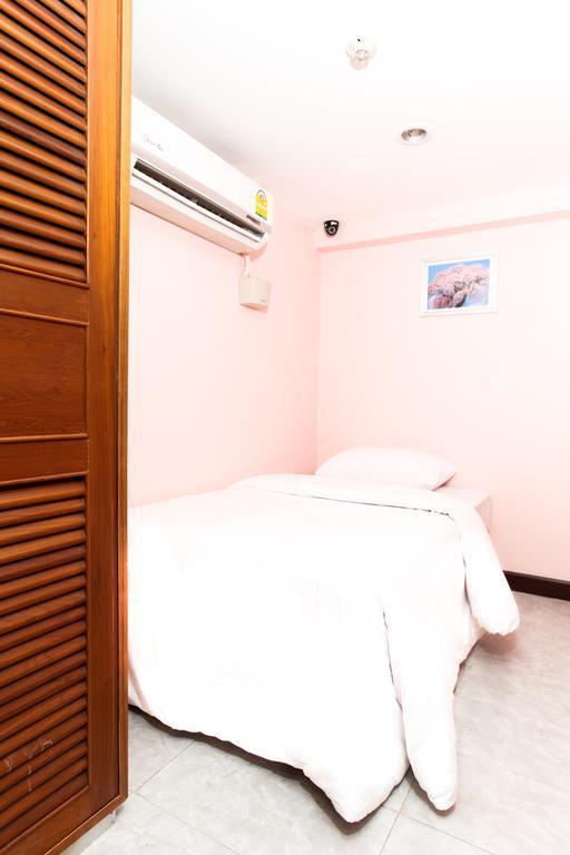 Hostel 8 Sukhumvit Soi 8 Bangkok Exteriör bild